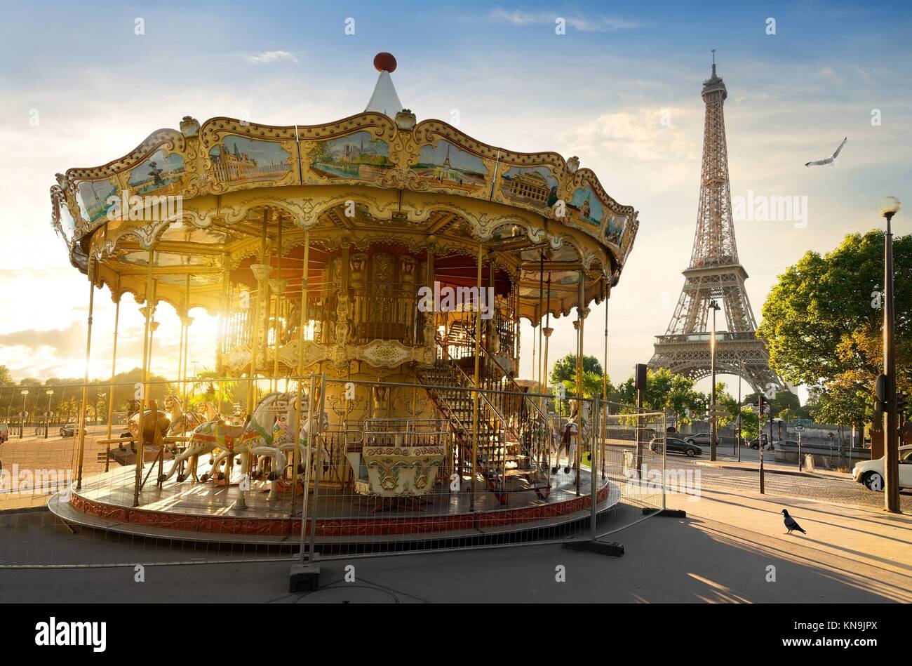 Giostra nel parco vicino alla Torre Eiffel a Parigi. Foto Stock