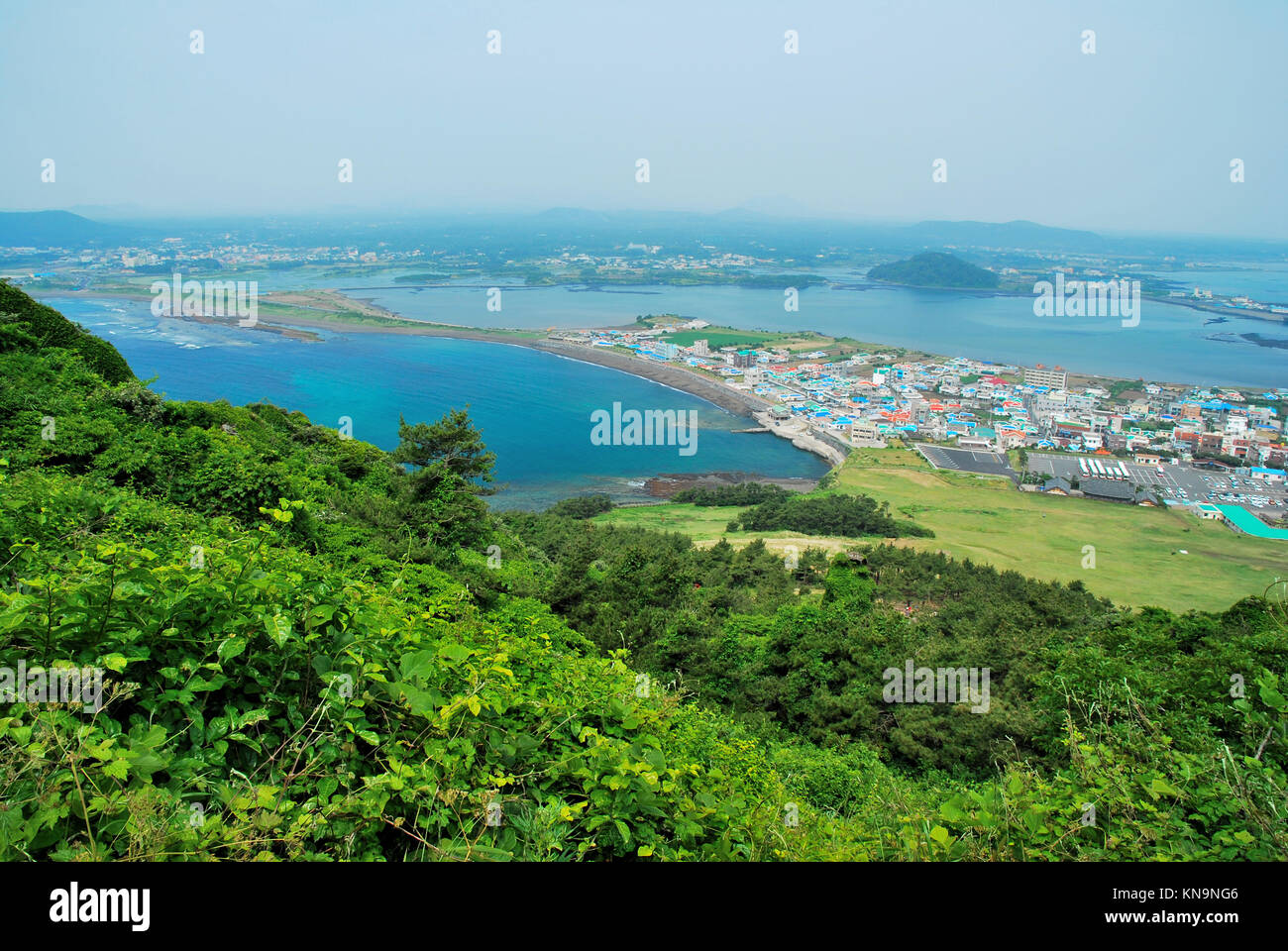 Vista panoramica dell'isola di Jeju dalla vetta del Picco di Sunrise. Adatto per concetti come il successo, ambiente, arrampicata in montagna e il viaggio e Foto Stock