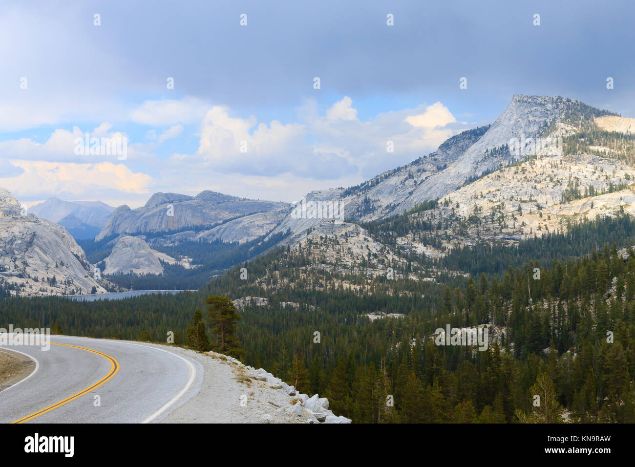 Panorama dal Parco Nazionale di Yosemite lungo la Tioga pass road, CALIFORNIA, STATI UNITI D'AMERICA Foto Stock