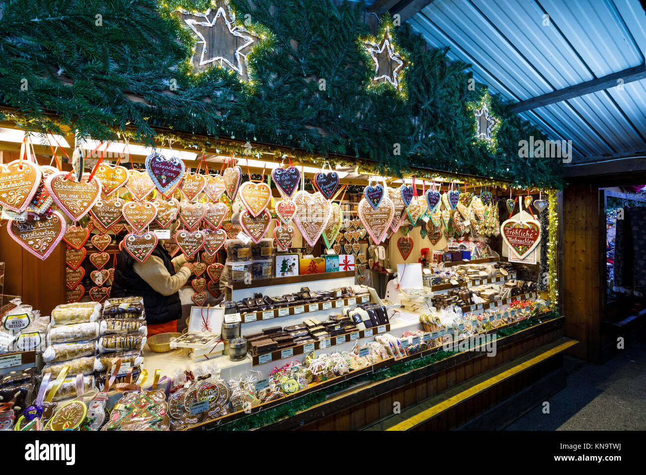 Vienna, Austria, 10 dicembre 2017. Pressione di stallo di pasticceria presso la tradizionale stagione festiva Mercatino di Natale in Piazza Municipale (Christkindlmarkt Foto Stock