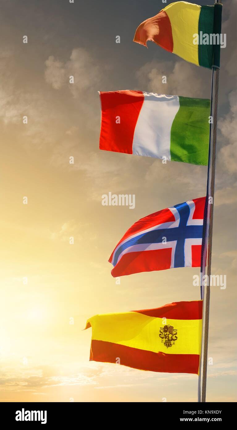 Montante di sollevamento con le bandiere di diversi paesi al tramonto. Foto Stock