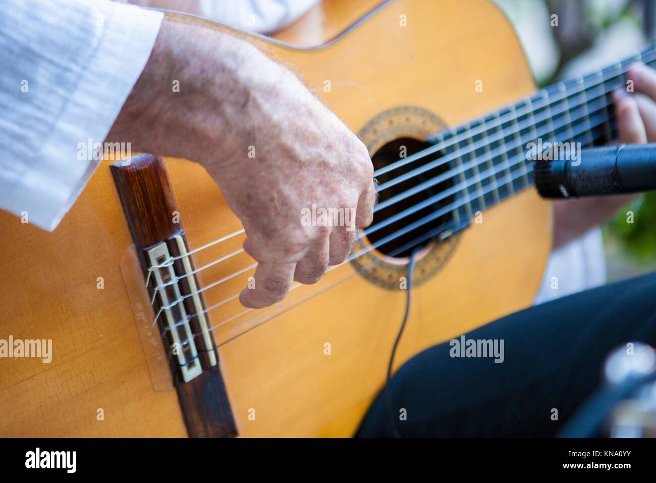 Lo spagnolo chitarrista di flamenco a giocare. Messa a fuoco selettiva a portata di mano. Foto Stock