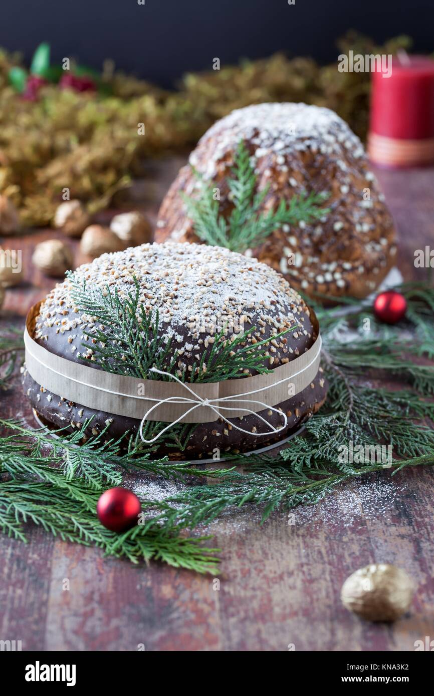 Dolci Di Natale Con Panettone.Tavola Di Natale Con Tradizionali Italiani Dolci Di Natale Cioccolato Panettone E Pandoro Foto Stock Alamy