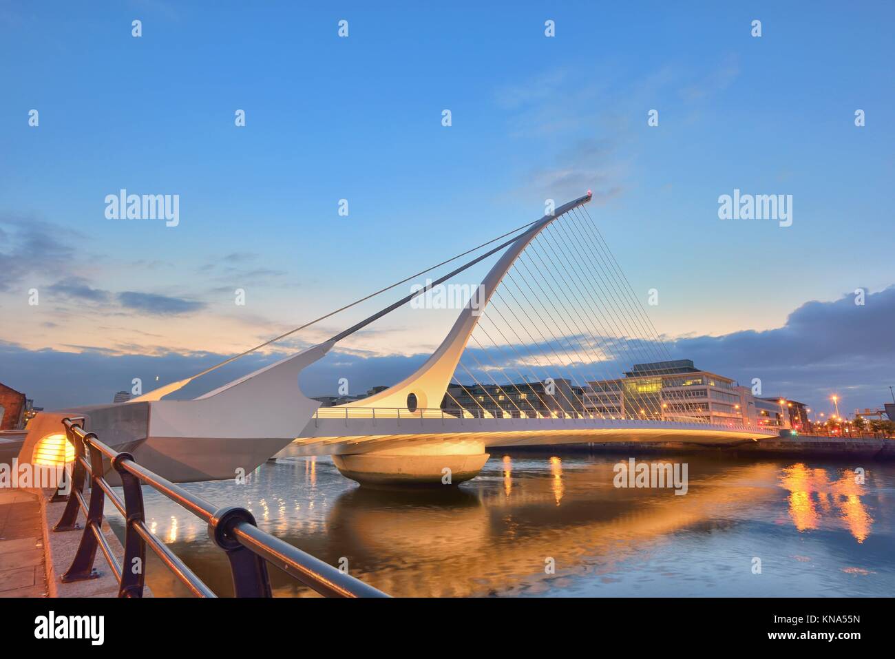 Il Samuel Beckett Bridge nella notte tempo. Foto Stock