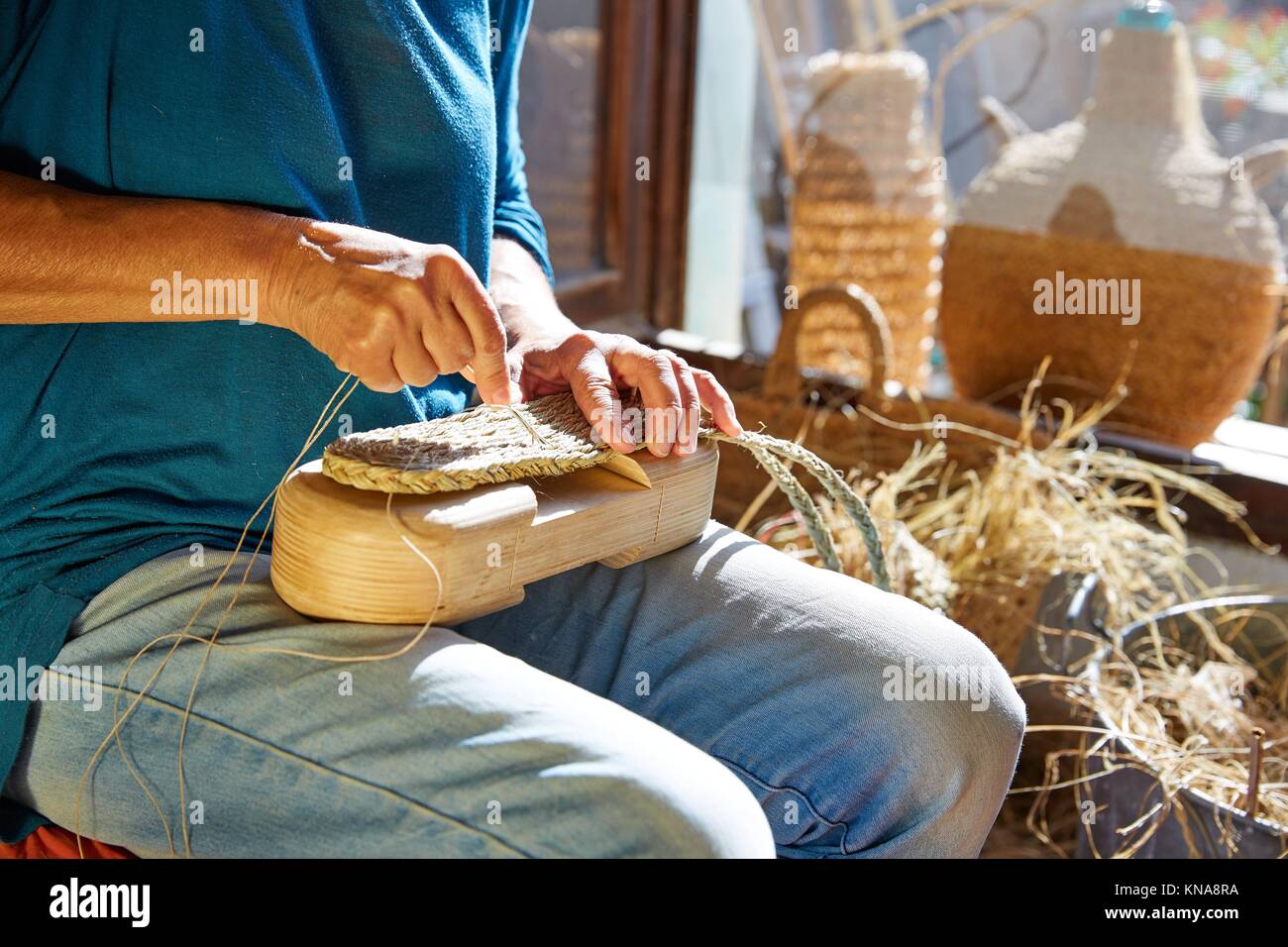 Mani artigiano artigiano immagini e fotografie stock ad alta risoluzione -  Alamy