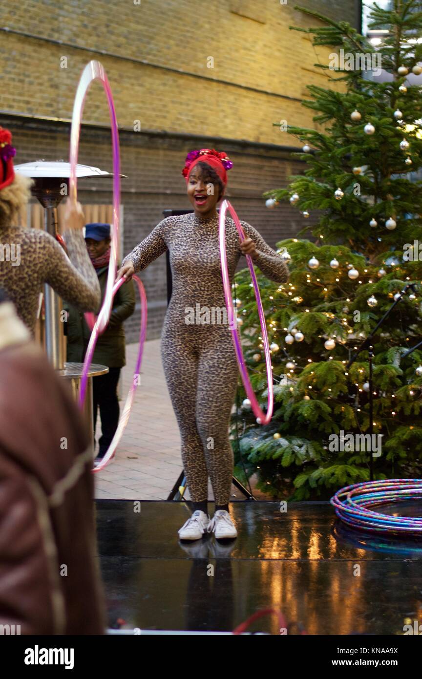 African hula hoop display danza africana al mercatino di Natale sulla grande Suffolk Street, London REGNO UNITO Foto Stock