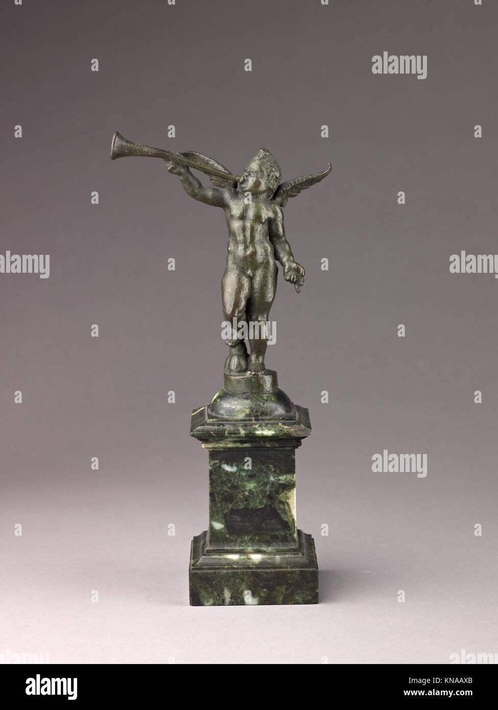 Questa scultura d'angelo rappresenta un essere celeste, enfatizzando l'artigianato dettagliato e i temi spirituali del suo periodo. Foto Stock