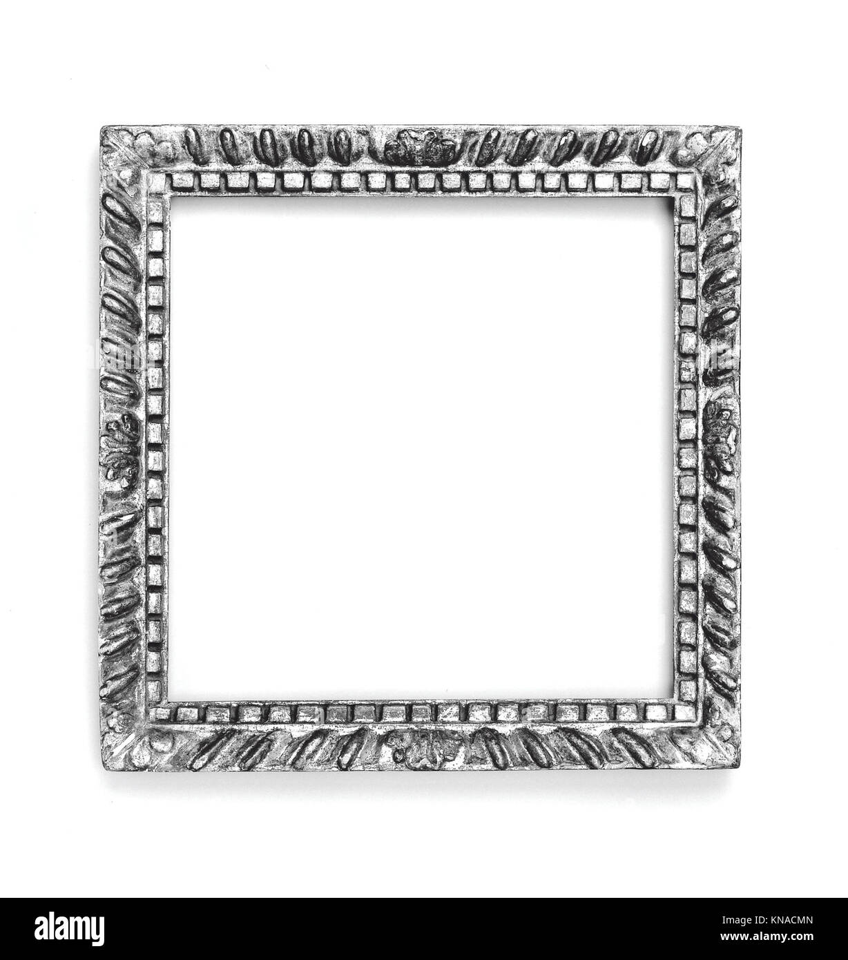 Questo frammento di una cornice a cassetta mostra dettagli in legno e design, mettendo in risalto l'artigianalità e lo stile decorativo del suo periodo storico. Foto Stock