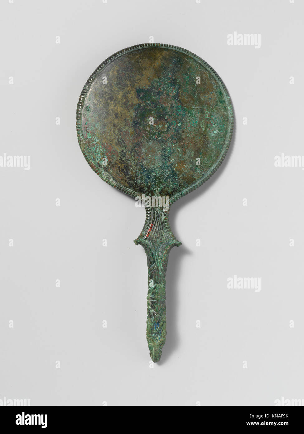 Specchio in bronzo MET DP254641 251054 Etruschi, specchio in bronzo, III secolo a.C., bronzo, altri: 5 1/4 x 10 9/16 pollici. (13.3 x 26.8 cm). Il Metropolitan Museum of Art, New York. Rogers Fund, 1921 (21.88.28) Foto Stock