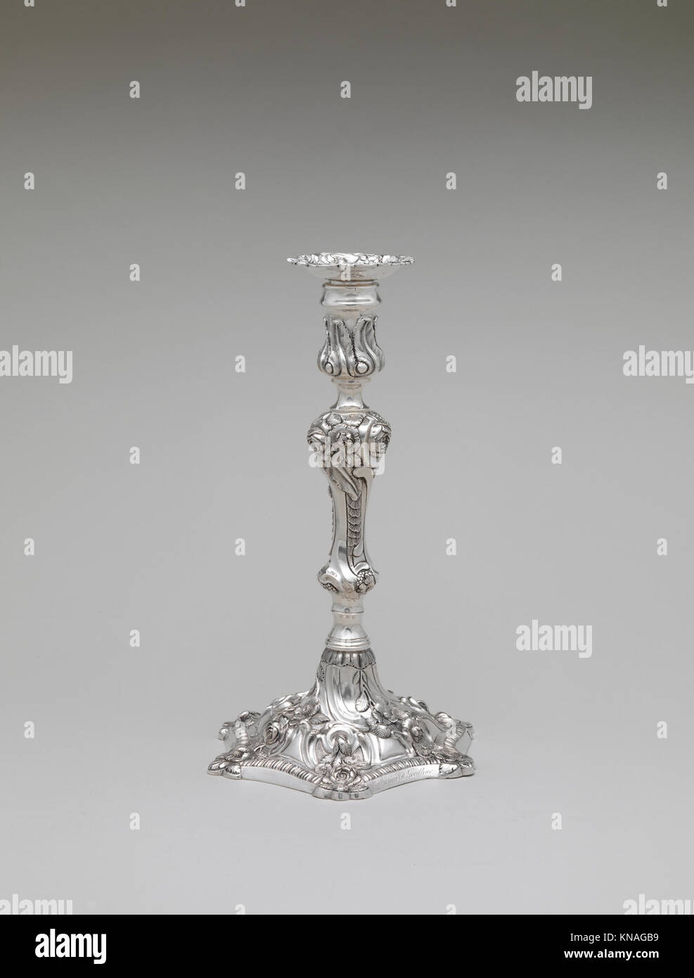 Candlestick MET DP251752 1329 costruttore: William Thomson, 1777?1833, Candlestick, ca. 1825, Argento, totale: H. 11 1/16" (28.1 cm); 27 once 12 dwt. (859.1 g) piede: Diam. 6 11/16 poll. (17 cm) corpo (senza bobecco): H. 10 7/16" (26.5 cm); 25 once 1 dwt. (779.8 g) Bobeche: 2 x 2 3/4" (5.1 x 7 cm); 2 once 11 dwt. (79.3 g). Il Metropolitan Museum of Art, New York. Dono di Frederic Ashton de Peyster, 1946 (46.33.15) Foto Stock