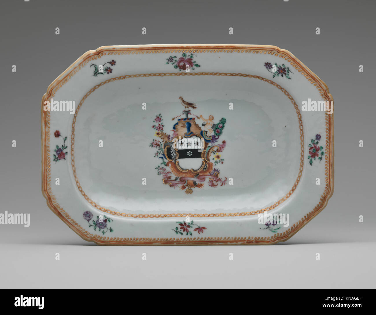 Salsa coperta di tureen MET DP258882 2452 Cinese, per il mercato americano, salsa di tureen coperta, 1785?90, porcellana, 4 3/8 x 6 3/4 poll. (11.1 x 17.1 cm). Il Metropolitan Museum of Art, New York. Bequest of James T. Woodward, 1910 (10.149.231a?c) Foto Stock