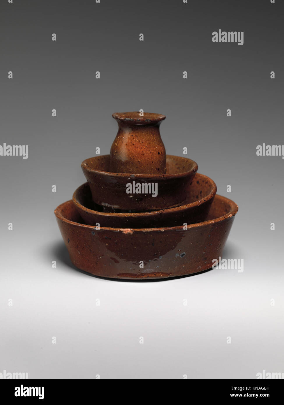 Questo candelabro in terracotta americano, risalente al 1800 al 1830, riflette la sensibilità e l'artigianalità del design dei primi anni del XIX secolo. Foto Stock