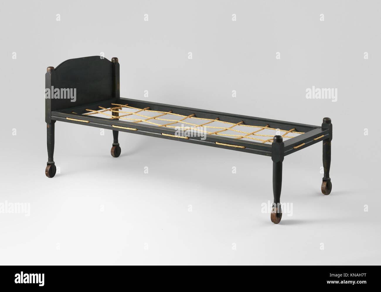 Bedstead MET DP265366 Bedstead MET DP265366 /442 American, Shaker, Bedstead, 1830?60, acero, pino, 71 x 30 x 31 pollici (180.3 x 76.2 x 78.7 cm). Il Metropolitan Museum of Art, New York. Acquisto, regalo anonimo, 1981 (1981.226) Foto Stock