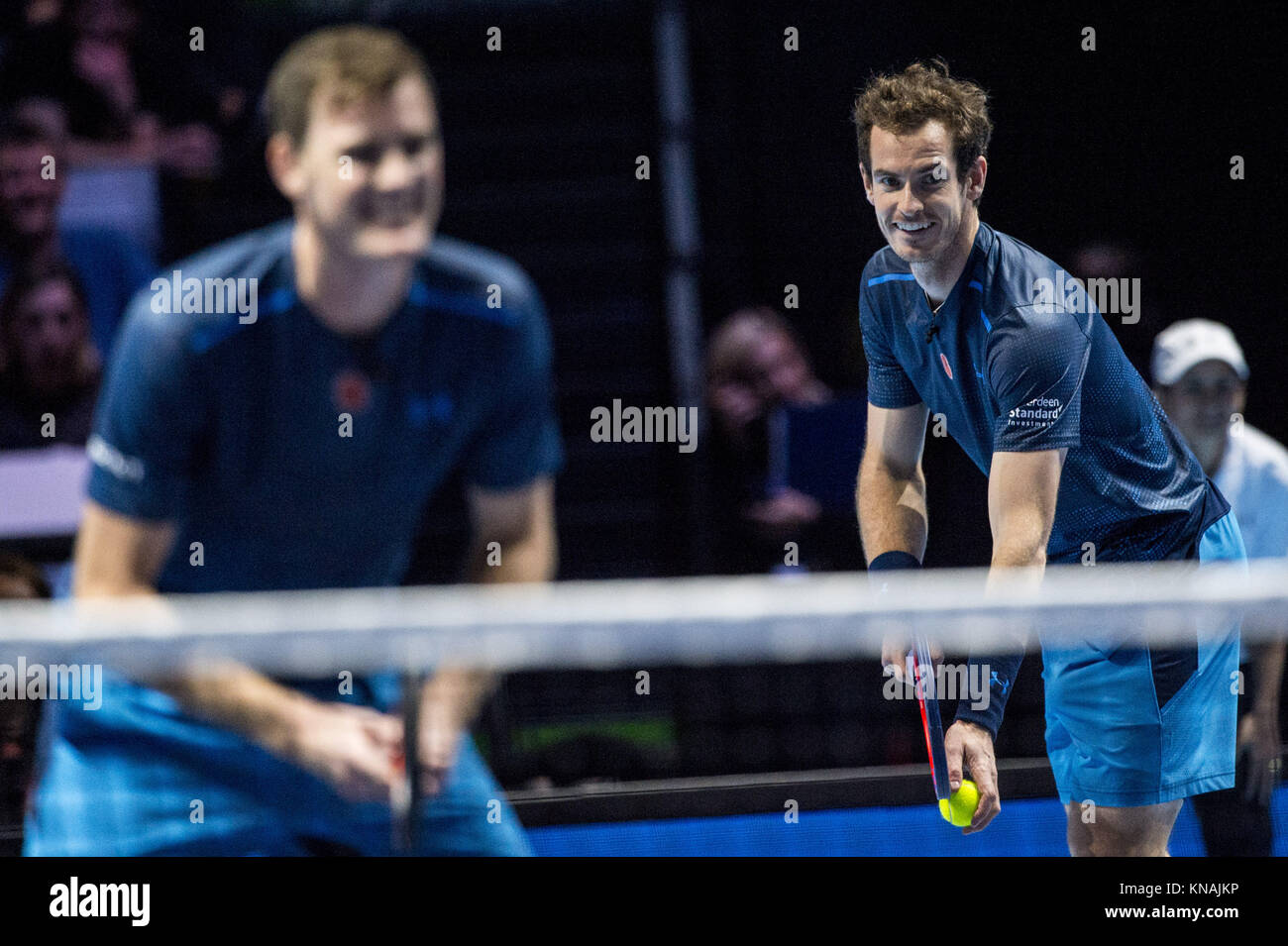 Il tennista scozzese Andy Murray gioca in doppio come parte di "Andy Murray Live" per raccogliere fondi per beneficenza. Featuring: Andy Murray, Jamie Murray dove: Glasgow, Regno Unito quando: 07 Nov 2017 Credit: Euan Cherry/WENN.com Foto Stock