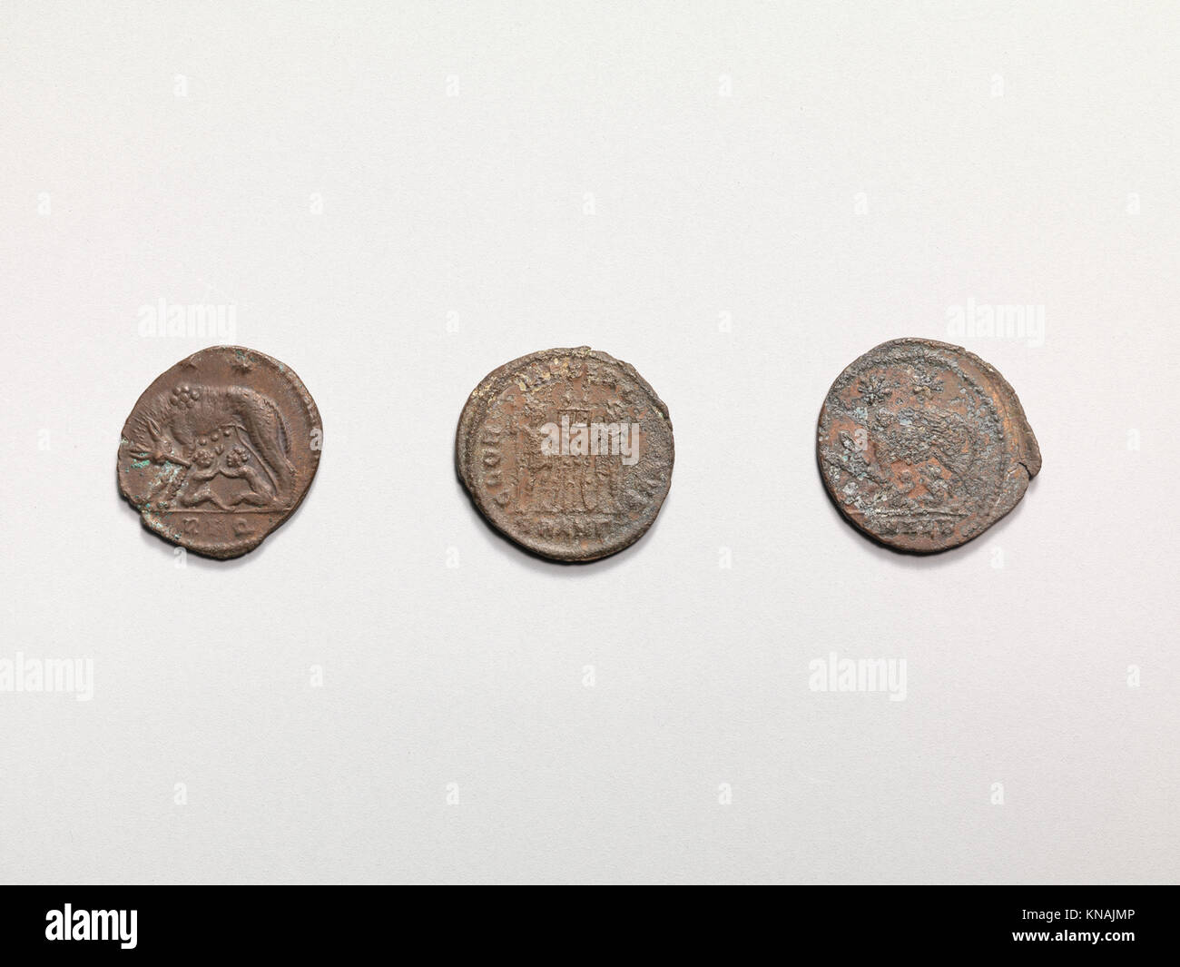 Questa collezione di monete di bronzo (MET DP277668) rappresenta una moneta antica, mostrando il loro significato storico come mezzo di scambio e il loro disegno artistico del periodo antico. Foto Stock