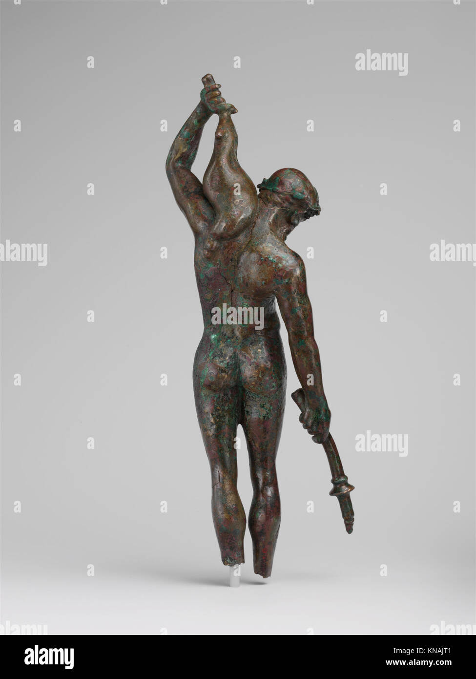 Statuetta di bronzo di un satiro con una torcia e una vinanella INCONTRÒ DP120131 253624 Greco, Statuetta di bronzo di un satiro con una torcia e una vinanella, III?II secolo a.C., Bronzo, H. 9 15/16 poll. (25.3 cm). Il Metropolitan Museum of Art, New York. Rogers Fund, 1941 (41.11.6) Foto Stock