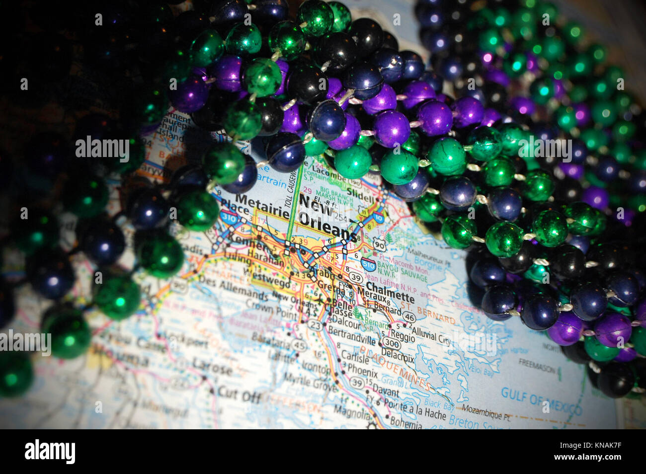Mardi Gras beads raffigurato con una mappa di New Orleans, in Louisiana. Foto Stock