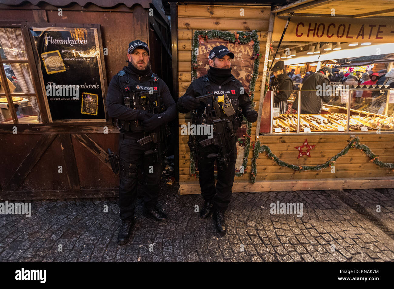 Poliziotti armati a dovere e di pattuglia a Manchester Mercatini di Natale intorno alla città, Manchester, Inghilterra, Regno Unito Foto Stock