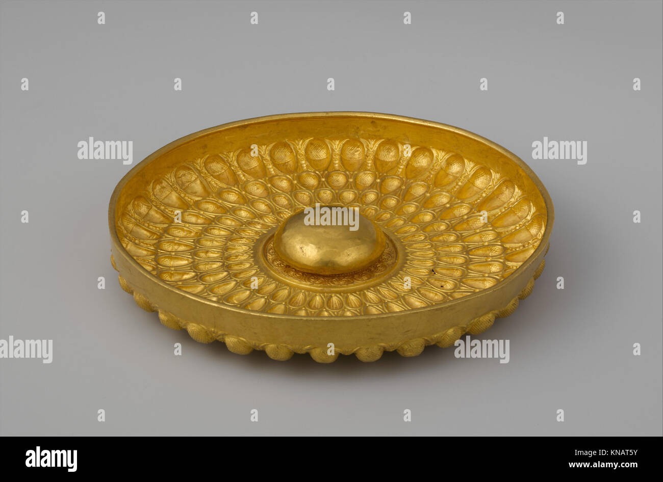 Oro phiale (Libération bowl) INCONTRATO DP123536 255122 Greca, Gold phiale (Libération recipiente), 4th?terzo secolo A.C., oro, H. 1 7/16 in. (3,6 cm); diametro 9 1/4 in. (23,5 cm). Il Metropolitan Museum of Art di New York. Fondo Rogers, 1962 (62.11.1) Foto Stock