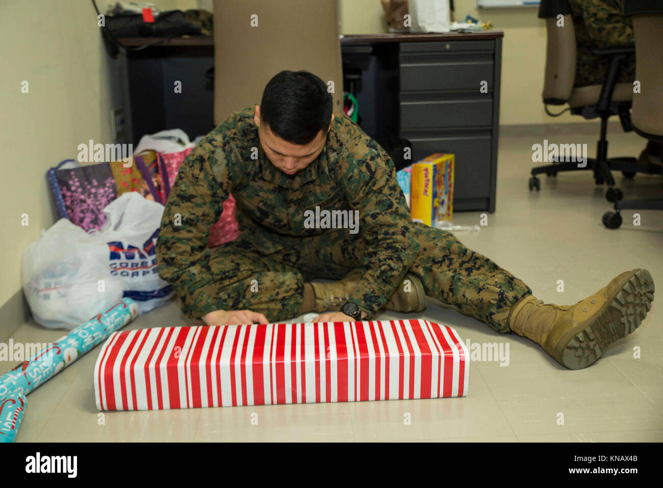 Stati Uniti Marine Corps Sgt. Tae Park, aviazione un tecnico elettronico con Marine Aviation Logistics Squadron (MALS) 12, avvolge un presente al Marine Corps Air Station Iwakuni, Giappone, dal 1 dicembre 2017. Marines con Malles-12 volontariamente per mettere insieme i sacchetti di chicche e avvolgere i doni che sono stati donati alla Ninoshima orfanotrofio e una delle donne e dei bambini a casa per Natale. In questo modo si instaura la relazione tra locali Giapponesi e i residenti sulla stazione aria consentendo loro di raggiungere le comunità durante le vacanze.(STATI UNITI Marine Corps Foto Stock