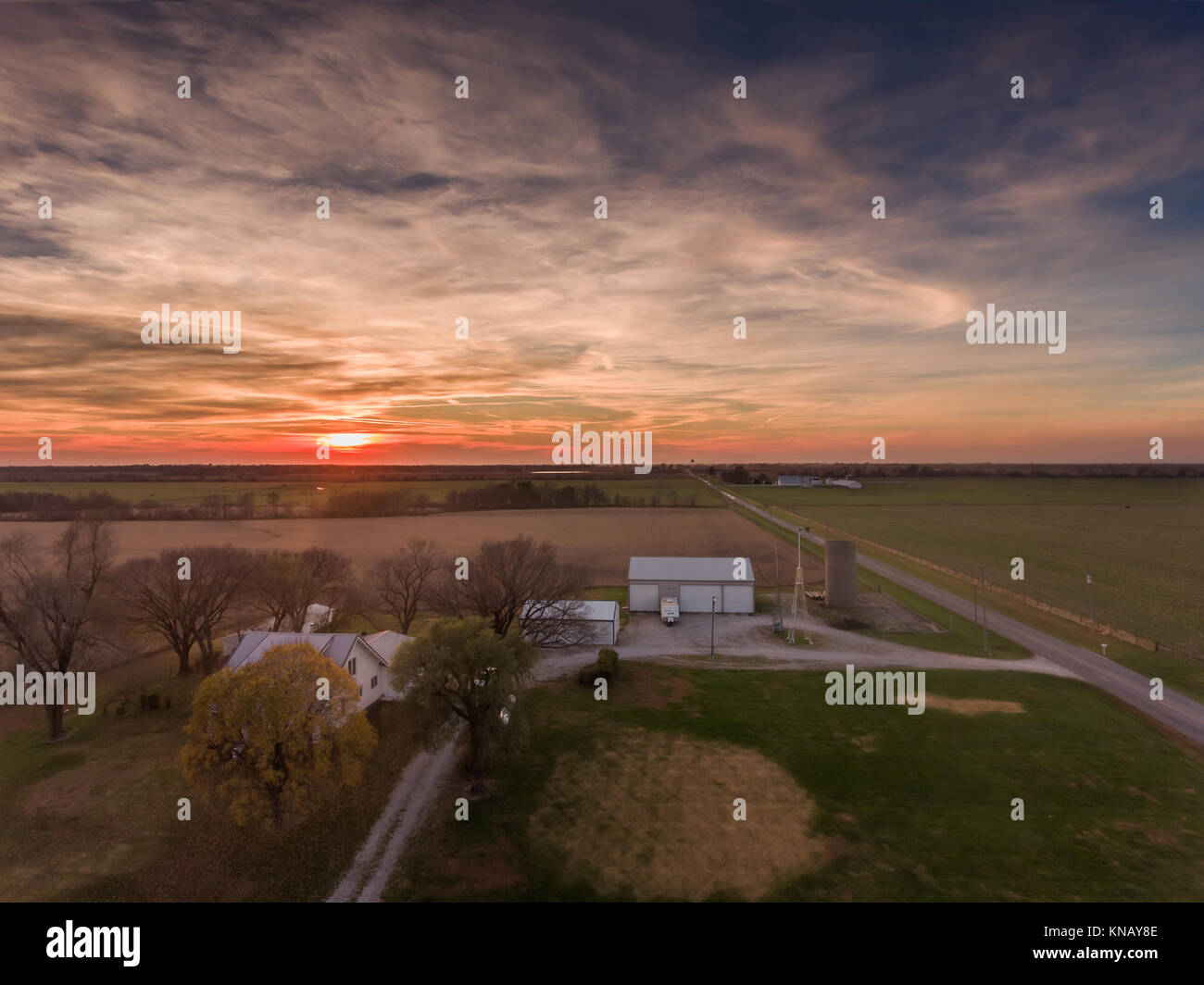 Antenna di una farm house al tramonto in Missouri Foto Stock