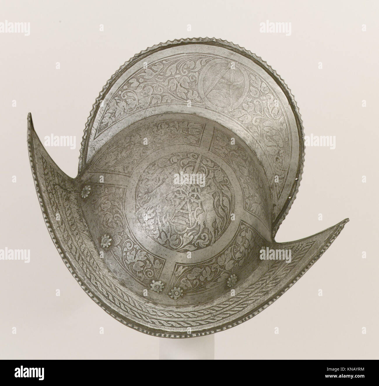 Questo pettine fa parte di un casco morion, un tipo di casco del XVI e XVII secolo indossato dai soldati durante il Rinascimento e l'inizio del periodo moderno, caratterizzato da intricate lavorazioni metalliche. Foto Stock