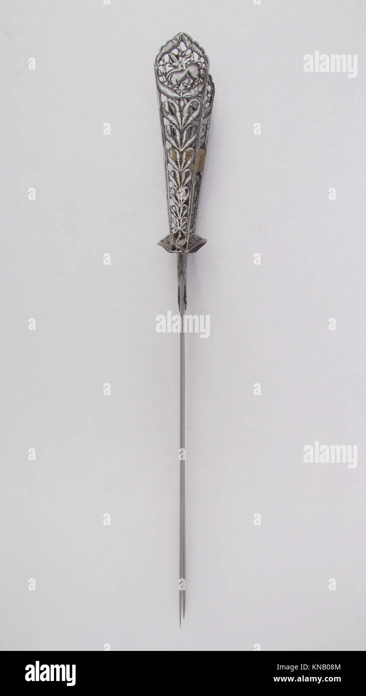 Un tradizionale pugnale indiano katar con un'armatura distintiva, che riflette la cultura marziale storica, l'artigianato e il design delle armi. Foto Stock