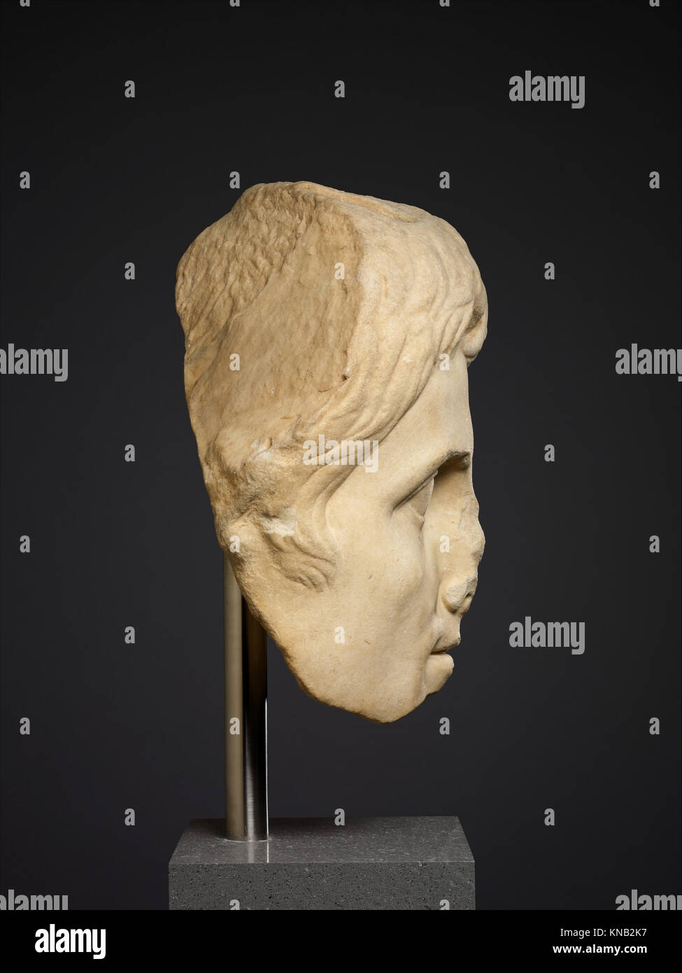 Questa colossale scultura in marmo raffigura l'imperatore Augusto, che esemplifica lo stile artistico imperiale romano e la ritrattistica datata 14-30. Foto Stock