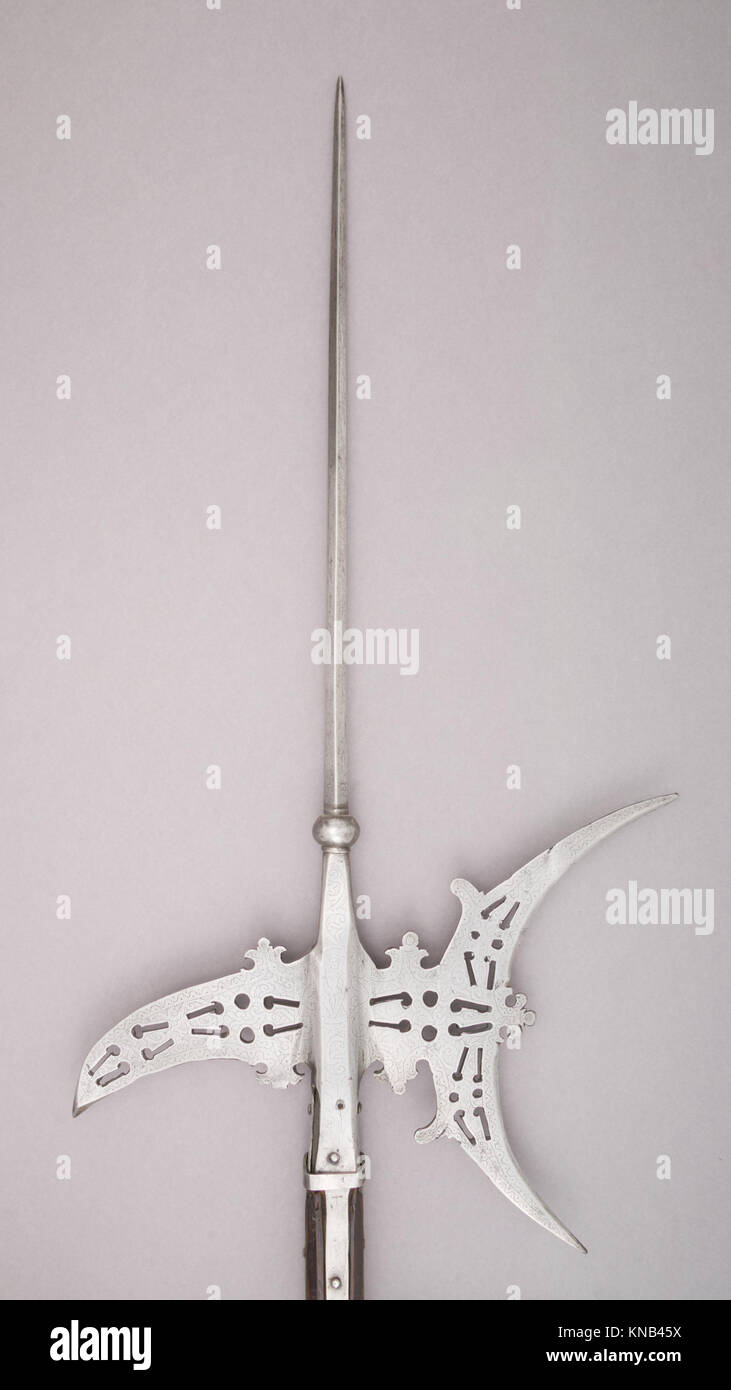 Questo alabardo è un esempio di arma a palo medievale, con una combinazione di lama d'ascia e punta della lancia. Fa parte della collezione del Metropolitan Museum of Art, che illustra il design storico delle armi e l'artigianato. Foto Stock