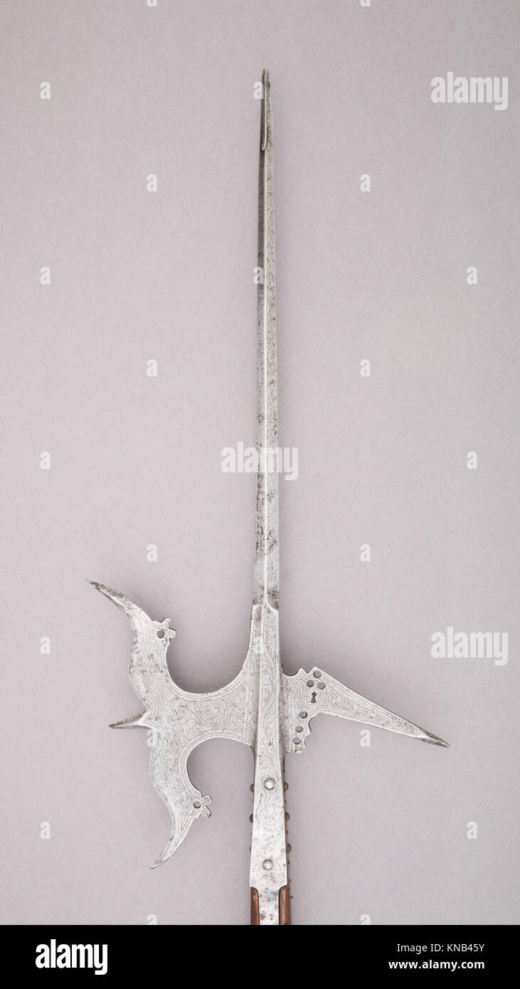 Questo halberd è un'arma medievale che combina una lama di ascia e una punta di lancia, riflettendo la cultura marziale e l'artigianato del periodo. È catalogato nella collezione del Metropolitan Museum of Art. Foto Stock