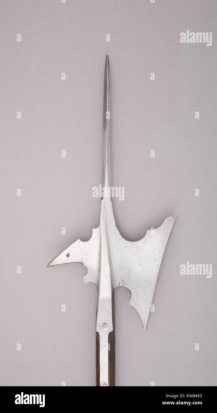 Questo halberd è un'arma medievale storica con lama d'ascia e punta di lancia, conservata nella collezione del Metropolitan Museum of Art come esempio di armamento militare passato. Foto Stock