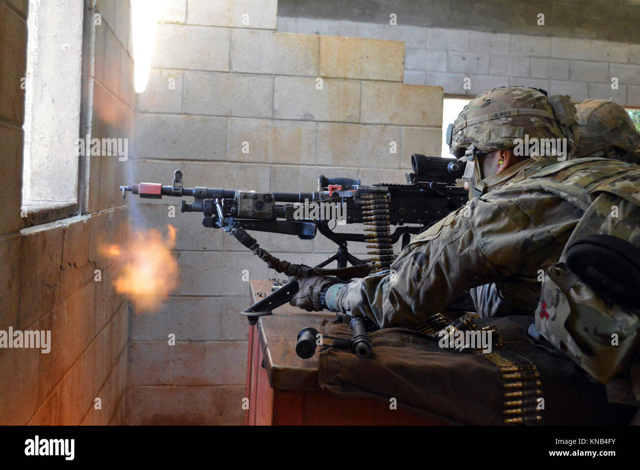 Fanti assegnati al 2° Battaglione, 35th Reggimento di Fanteria, 3° Brigata Team di combattimento, XXV divisione di fanteria, fuoco loro M240L macchina pistola a Schofield Barracks, Hawaii, su dicembre 5, 2017. La mitragliatrice è cresciuto ha fornito il supporto durante la squadra in camera le procedure di clearing presso le operazioni militari nel Terreno urbano (MOUT) sito. (U.S. Esercito Foto Stock