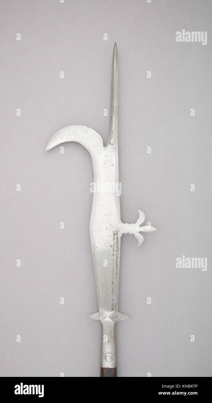 Il guisarme è un polearm utilizzato dalla fanteria medievale, con una lama curva per il taglio e l'aggancio, che illustra le pratiche militari storiche. Foto Stock