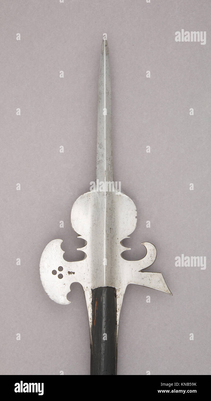 Questa Halberd MET, catalogata 14.25.69, è un'arma a palo medievale con lama d'ascia, punta di lancia e gancio, utilizzata principalmente dalla fanteria europea nel XIV e XV secolo. Foto Stock