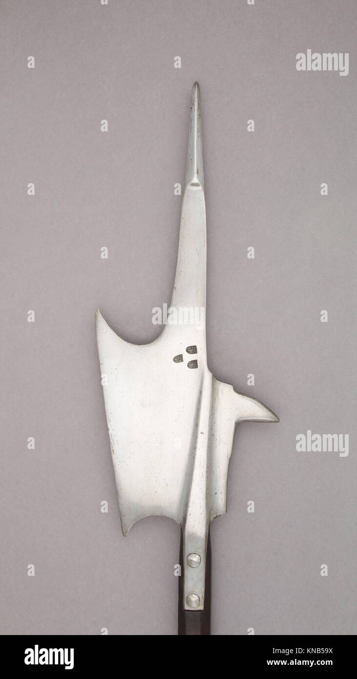 Halberd medievale della collezione MET, con lama per ascia, punta di lancia e gancio, che esemplificano il design e la praticità delle armi multifunzionali. Foto Stock