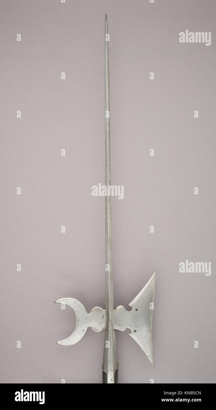 Questo halberd combina una lama di ascia e una punta di lancia, utilizzata nell'Europa medievale per scopi pratici e cerimoniali, riflettendo le tradizioni militari e culturali. Foto Stock