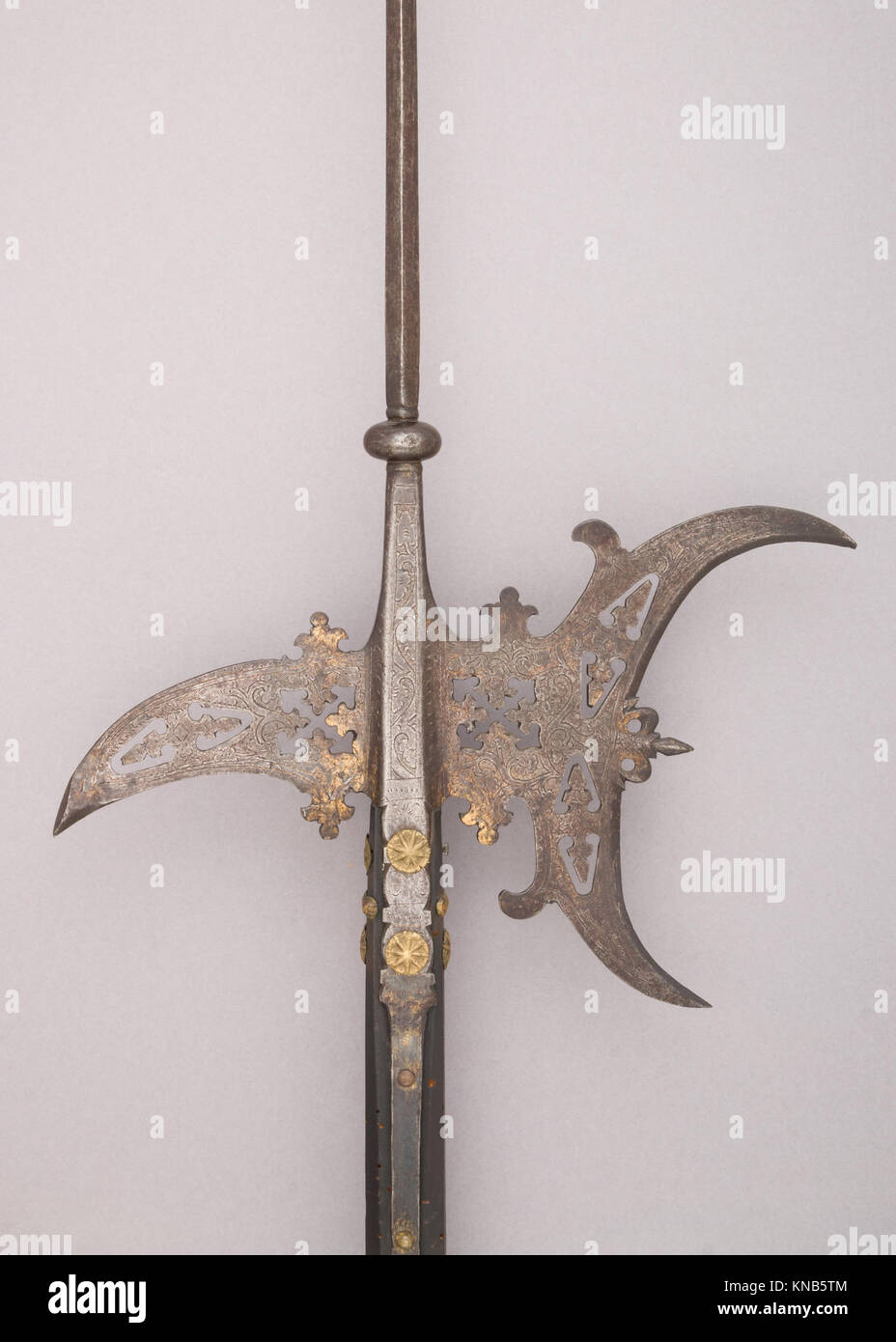 Questo halberd presenta una lama d'ascia, punta di lancia e gancio, utilizzati per il combattimento e per scopi cerimoniali, che riflettono la cultura marziale medievale. Foto Stock