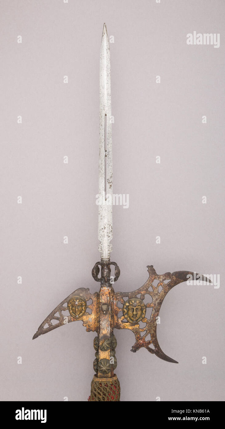 Un'alabarda medievale con lama d'ascia, punta di lancia e gancio, tipica delle armi da combattimento ravvicinato europee del XV-XVI secolo. Foto Stock