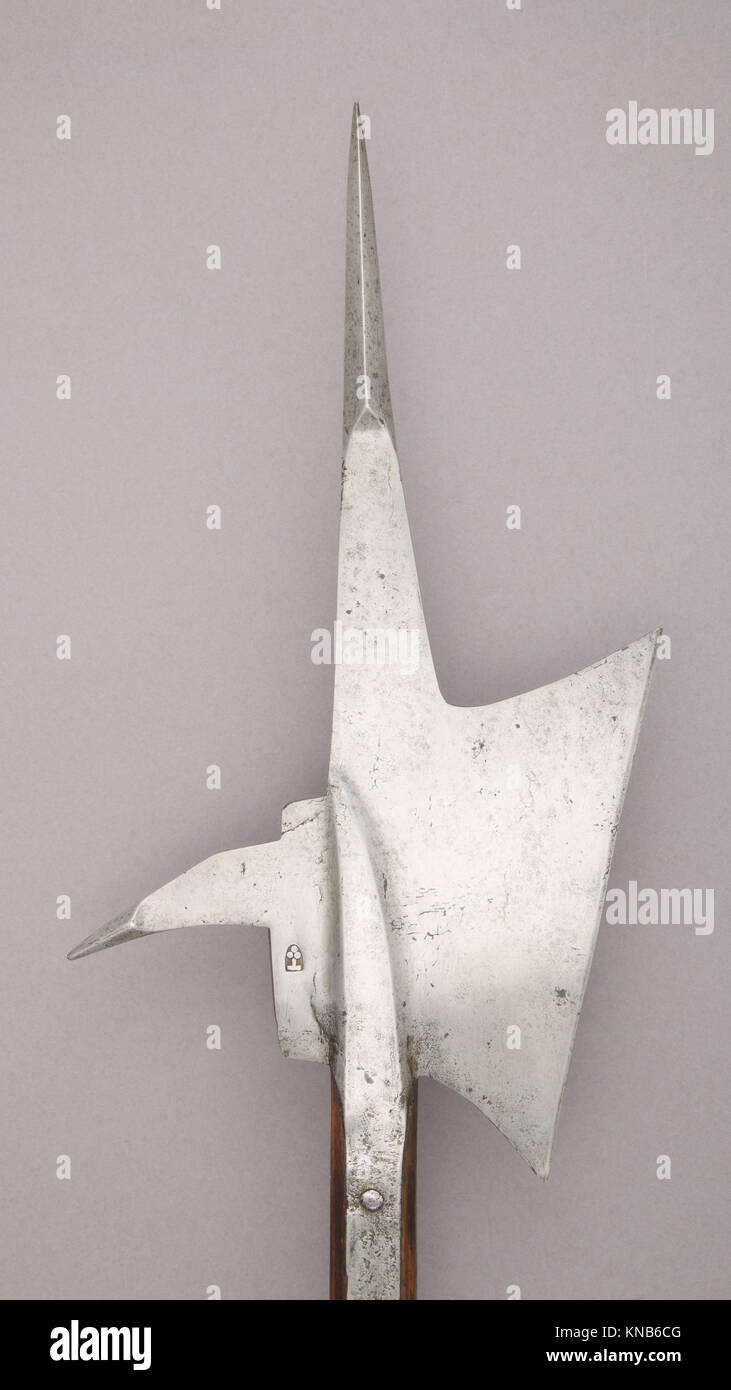 Un halberd medievale (MET 42.50.20) che combina una lama d'ascia e una punta di lancia, utilizzata nel combattimento rinascimentale, esemplificando l'arte marziale e il design funzionale. Foto Stock