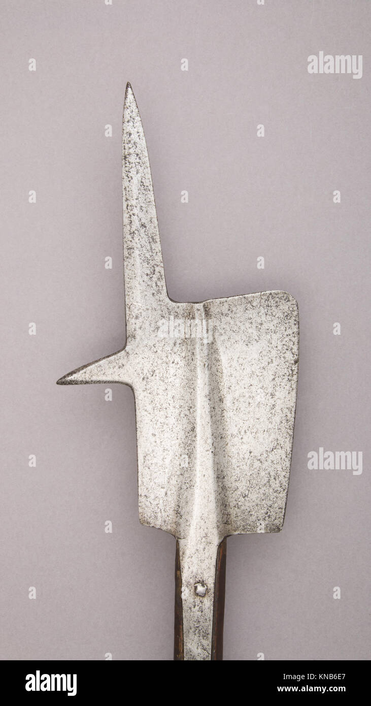 Alabarda europea con lama simile ad ascia e punta della lancia, utilizzata per scopi di combattimento e cerimoniali, che illustrano l'artigianato e il design. Foto Stock