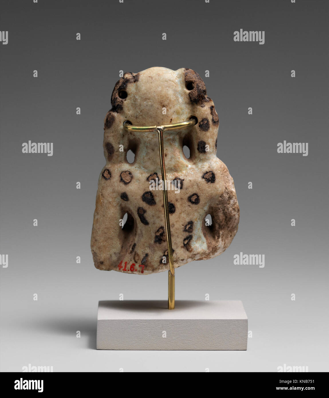 Il musicista a doppio flauto è ritratto eseguendo un tradizionale strumento a fiato, illustrando l'abilità musicale, l'arte e il patrimonio culturale. Foto Stock