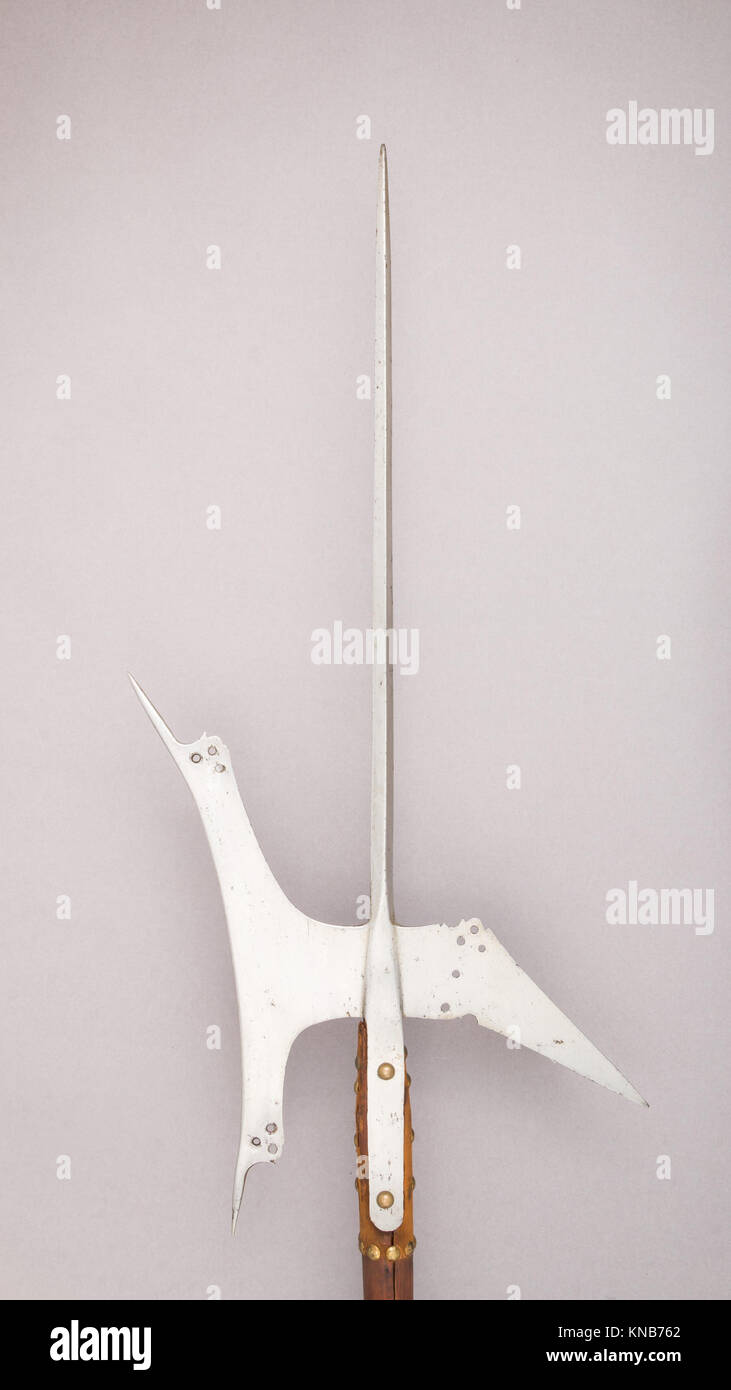 Un halberd medievale, che combina una punta di lancia e una lama di ascia, che esemplifica il design funzionale e difensivo in armi e creato per il combattimento. Foto Stock
