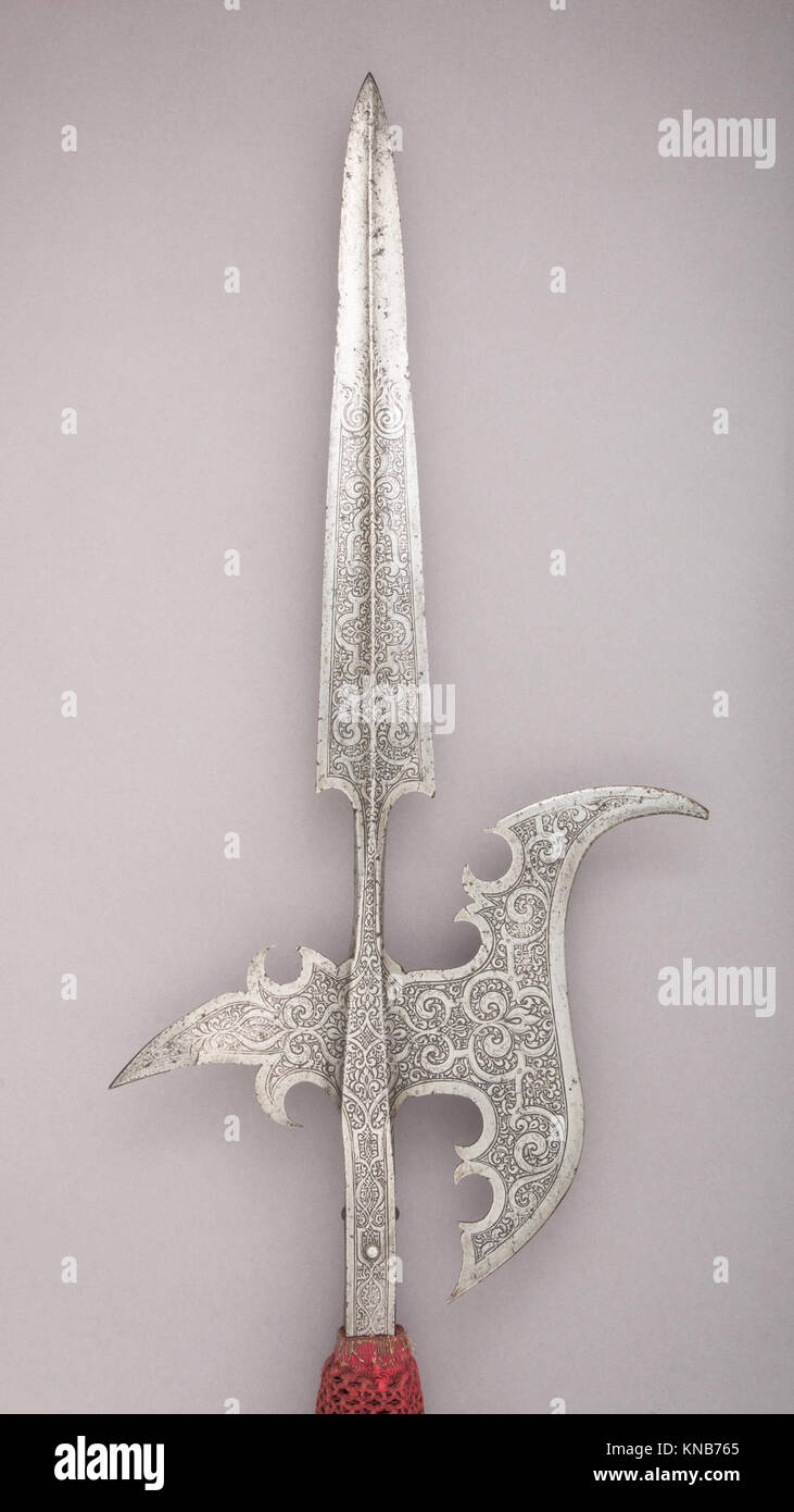 Un'alabarda medievale che combina una lama d'ascia, una punta di lancia e un gancio, che rappresenta la tecnologia marziale e l'abilità artigianale nelle armi. Foto Stock