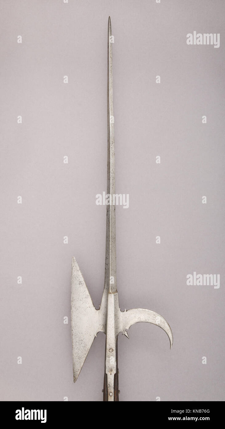 Questo halberd è un'arma a palo medievale che combina una lama di ascia, punta di lancia e gancio, utilizzati in combattimento e ambientazioni cerimoniali, riflettendo l'artigianato del periodo. Foto Stock