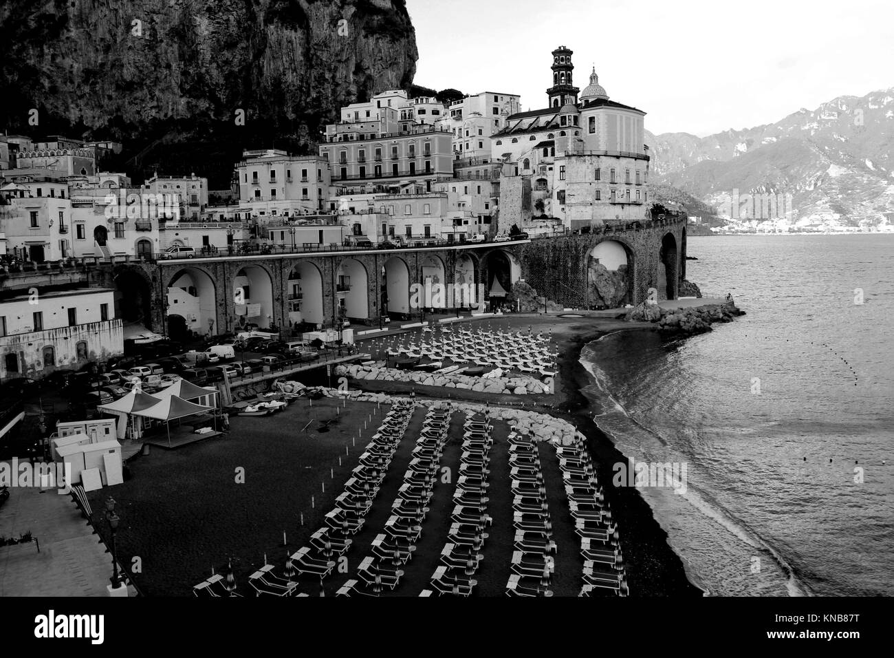 Bianco e nero paesaggio Italia - Atrani - Costiera Amalfitana Foto Stock
