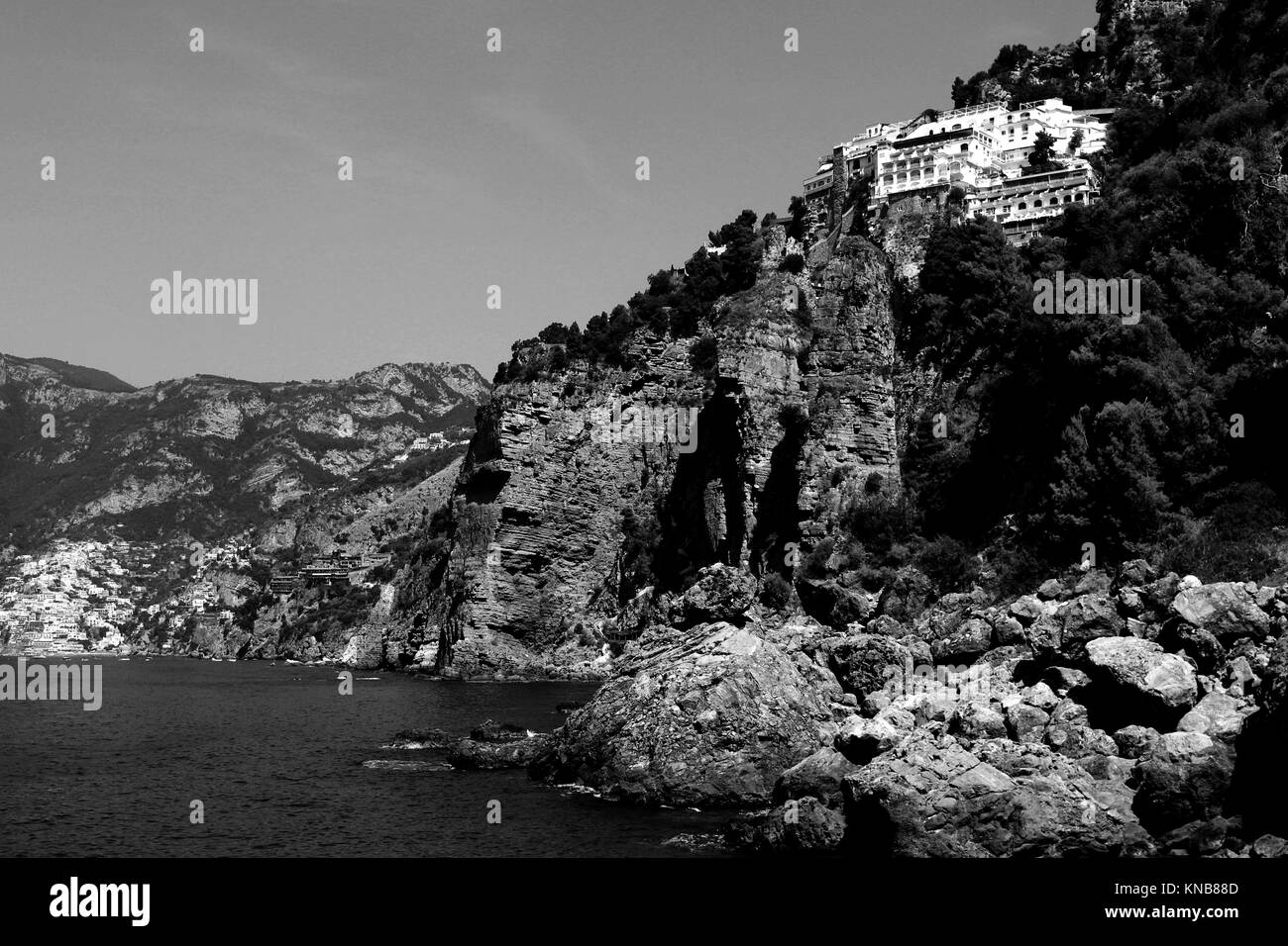 Bella in bianco e nero Italia paesaggio, nella spiaggia di Praiano - Costiera Amalfitana Foto Stock