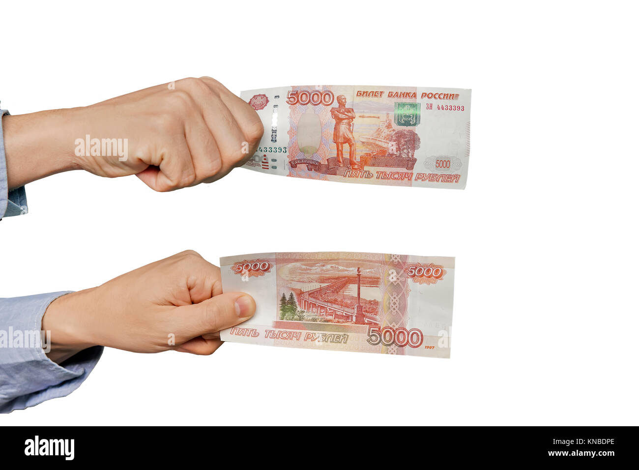 Il russo banconota 5000 rubli in mano di uomini isolati su sfondo bianco. Banconote da angolazioni diverse su entrambi i lati. Foto Stock