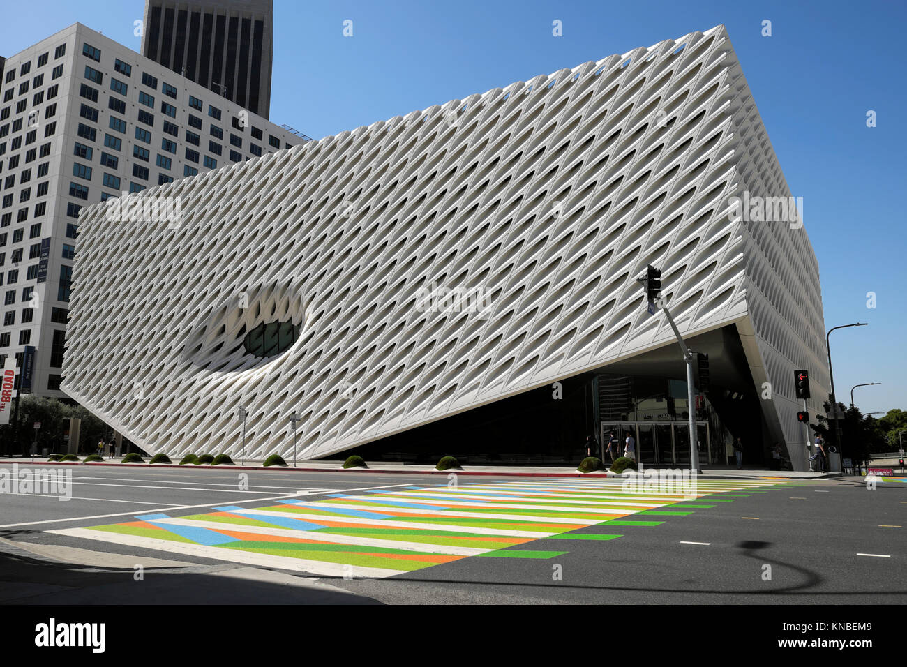Broad Museum building and artist Carlos Cruz-Diez Striped crosswalk 'Cooler Additive' nel centro di Los Angeles, LA California USA 2017 KATHY DEWITT Foto Stock