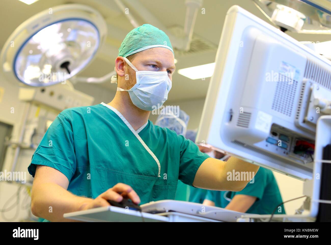 Medico chirurgo, chirurgia, sala operatoria, ospedale, Spagna Foto Stock