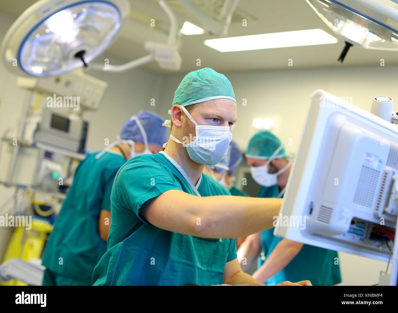 Medico chirurgo, chirurgia, sala operatoria, ospedale, Spagna Foto Stock